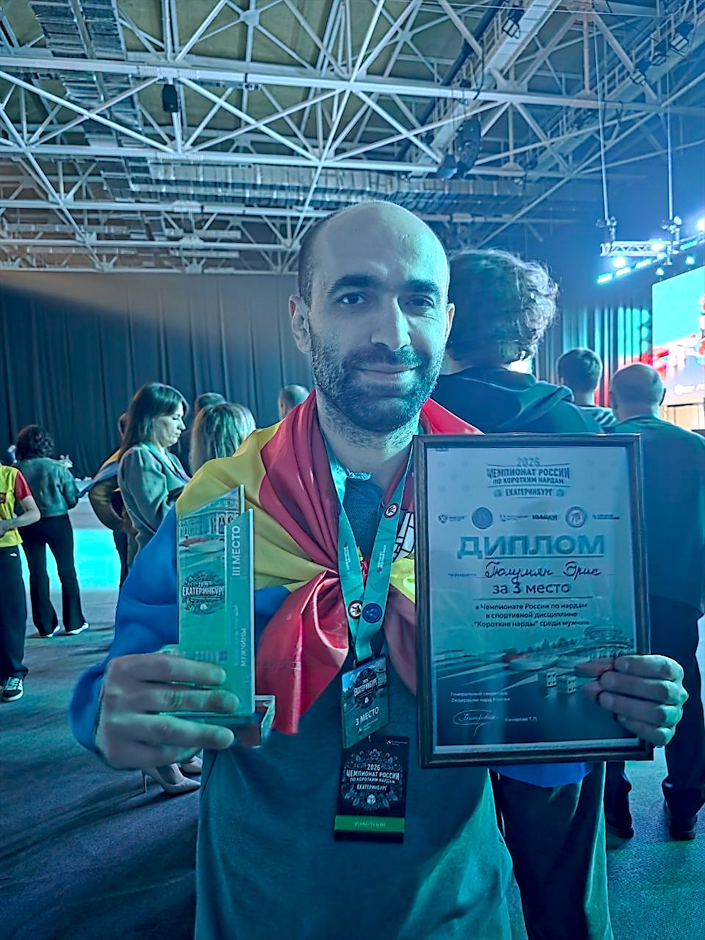 Эрик Гюлумян с дипломом и кубком за третье место на чемпионате России по коротким нардам